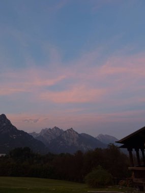 Dağ Günbatımı: Renkli Gökyüzü ve Siluet, Günbatımı Gökyüzü, Dağ Silueti Sahnesi Görünümü, Horizon. Yüksek kalite fotoğraf