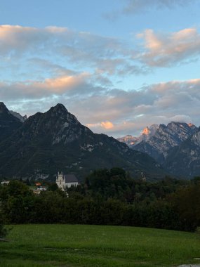 Alp Vadisi Gökyüzü Manzarası, Dağ Manzarası, Akşam Vakti. Yüksek kalite fotoğraf