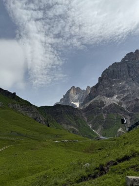 Alp Vadisi Gökyüzü Manzarası, Dağ Manzarası, Akşam Vakti. Yüksek kalite fotoğraf