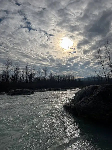 River View: Bulutların Arasında Gün Işığı, Bulutlu Gökyüzü ve Güneş Işığı. Yüksek kalite fotoğraf