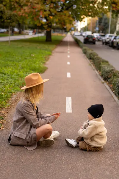 Anne ve Çocuk Sonbaharda Bisiklet Yolunda Oturuyorlar