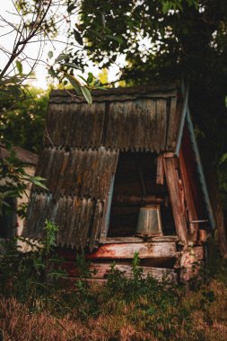 Kırsal kesimde eski bir ahşap kuyu