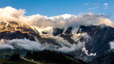 08-24-2021 - Bulutların üzerinde parlayan son güneş ışınları Monct Blanc 'a Mer de Buzul' un kirli kalıntılarıyla, Fransa 'nın zirvesine giden normal yol