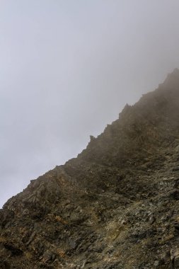 08-25-2021 - Sis havasında Mont Blanc 'ın üstüne çıkan Grande Couloir' a dik bir bakış açısı