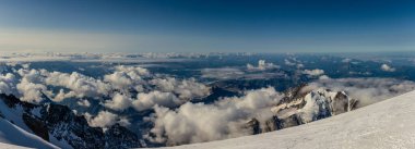 08-27-2021 - Panorama manzaralı Alp tepeleri Mont Blanc buzulundan sabah karla kaplı, alçak bulutlar, güneş ve vadide açık mavi gökyüzü