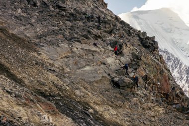 08-26-2021 - Grand Couloir, Mont Blanc, Fransa Couloir 'ı aşmanın ve dağcıların düşmeden iyi koşulları beklemenin normal yolu