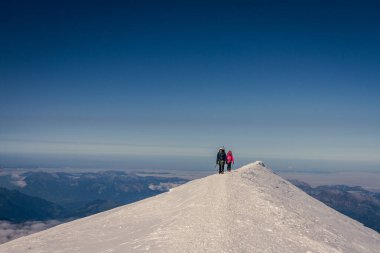 08-27-2021 - Mont Blanc, Fransa İki dağcı Avrupa 'nın en yüksek dağına tırmanmayı bitirdiler Mont Blanc iyi durumda ve güneşli mavi gökyüzü,