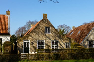 Hollanda 'nın mimari mirasını yansıtan, yemyeşil çitlerle ve bakımlı bahçelerle çevrili sazdan çatılı, geleneksel bir Hollanda tuğla evi. Hollanda, Avrupa 'da yakalandı.