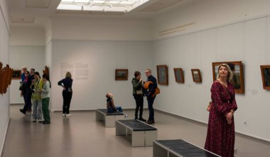 10-03-2024, Amsterdam, Hollanda. Amsterdam, Hollanda 'da, klasik Hollanda mimarisi, bisikletleri, yayalar ve kentsel cazibeyle çevrili çarpıcı, dar, hafif eğimli bir kanal evi..