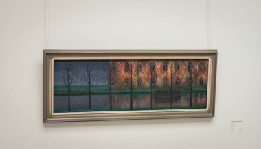 10-03-2024, Amsterdam, Hollanda. Amsterdam, Hollanda 'da, klasik Hollanda mimarisi, bisikletleri, yayalar ve kentsel cazibeyle çevrili çarpıcı, dar, hafif eğimli bir kanal evi..