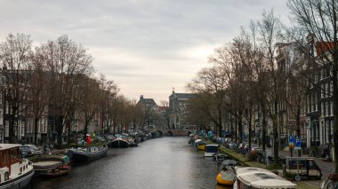 10-03-2024, Amsterdam, Hollanda. Amsterdam, Hollanda 'da, klasik Hollanda mimarisi, bisikletleri, yayalar ve kentsel cazibeyle çevrili çarpıcı, dar, hafif eğimli bir kanal evi..