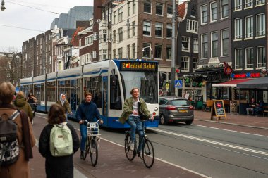 10-03-2024, Amsterdam, Hollanda. Amsterdam, Hollanda 'da, klasik Hollanda mimarisi, bisikletleri, yayalar ve kentsel cazibeyle çevrili çarpıcı, dar, hafif eğimli bir kanal evi..