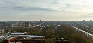 14-03-2024-Groningen, Hollanda modern yüksek binalar, yerleşim yerleri, yeşil parklar ve bulutlu bir gökyüzü altında ağaçlarla kaplı caddelerin yer aldığı, kentsel gelişim ve doğayı yansıtan genişletici hava manzarası. Yakalanmış Groni