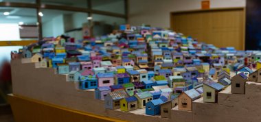 Yığınlanmış evleri, detaylı çatıları, çeşitli mimari tarzları, kentsel yoğunluğu ve sanatsal zanaatı yansıtan Busan, Güney Kore, Asya 'da yakalanan karmaşık bir minyatür model.