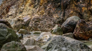 Çürümüş beton sütunlarla desteklenen, engebeli kayalar ve yoğun bitki örtüsüyle çevrili, akan nehrin üzerinden uzanan bambu köprüsü, insan yaratıcılığını ve doğasının esnekliğini vurgular. Tayvan, Asya 'da yakalandı..