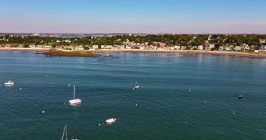 Nahant kıyıları boyunca yatay olarak uçan İHA