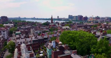 Beacon Hill 'in Boston' daki Charles Nehri 'ne doğru havadan görüntüsü, MA