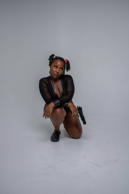 Siyahi biri, siyahlar içinde bir kadın.