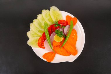 Karışık sebze salatası, domates, kırmızı soğan, havuç ve limon.