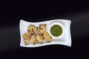 Baharatlı bbq veya kızarmış tavuk Hariyali tikka boti boti yeşil chutny