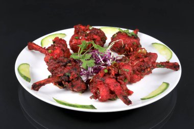 Tavuk lolipop, tavuk kanadı, tandır tavuğu. Meşhur Hint yemeği, gümüş folyoyla kaplanmış kızarmış tavuk.