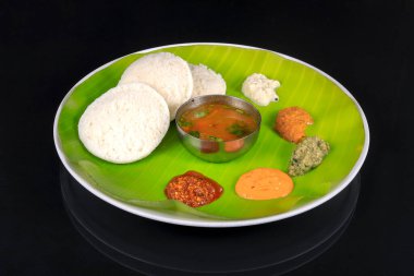 Sambhar ve yeşil kırmızı turşulu boş sambar ya da Idli. Popüler Güney Hindistan kahvaltısı