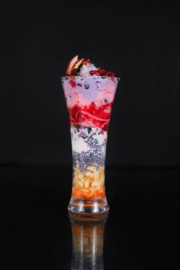 Çilekli dondurmayla birlikte Faluda içkisi