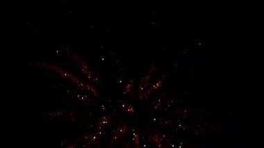 Gece gökyüzünde havai fişekler