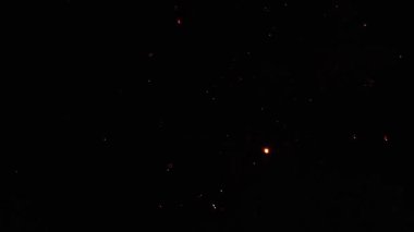Gece gökyüzünde havai fişekler