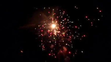 Gece arkaplanındaki havai fişekler