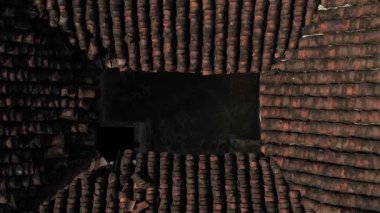 Güney Hindistan 'daki Agraharam Evi Havacılık Manzarası. Geleneksel Hint Agraharam mimarisi ve dingin düzenini sergiliyor. Kültürel özünü yukarıdan yansıtıyor..