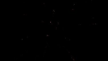 Gerçek havai fişeklerin kusursuz döngüsü gece gökyüzünde göz kamaştırıcı bir görüntüyle gökyüzünü aydınlatıyor.