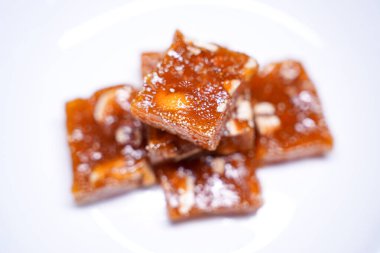 Beyaz tabakta nefis Hint tatlısı Halwa Diwali, Ramazan, bayram, Dusshera için geleneksel geleneksel geleneksel tatlı.