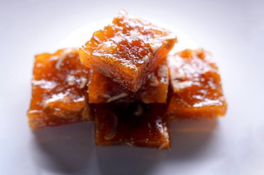Beyaz tabakta nefis Hint tatlısı Halwa Diwali, Ramazan, bayram, Dusshera için geleneksel geleneksel geleneksel tatlı.