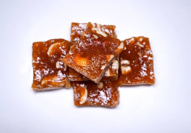 Beyaz tabakta nefis Hint tatlısı Halwa Diwali, Ramazan, bayram, Dusshera için geleneksel geleneksel geleneksel tatlı.