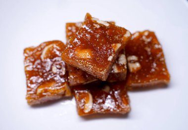 Beyaz tabakta nefis Hint tatlısı Halwa Diwali, Ramazan, bayram, Dusshera için geleneksel geleneksel geleneksel tatlı.