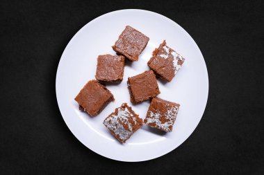Barfi çikolatası, koyu kakao jöleli mükemmel küplerle kaplanmış.