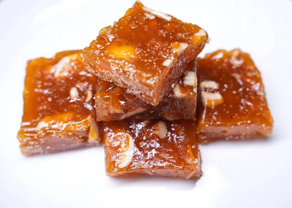 Beyaz tabakta nefis Hint tatlısı Halwa Diwali, Ramazan, bayram, Dusshera için geleneksel geleneksel geleneksel tatlı.