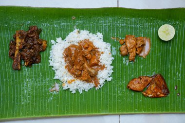 Geleneksel muz yapraklı sebzesiz yemek.