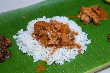 Muz yaprağında sebzesiz yemek