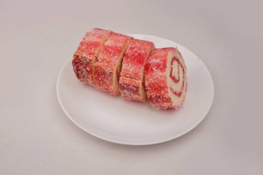 Lezzetli reçelli kek beyaz tabakta