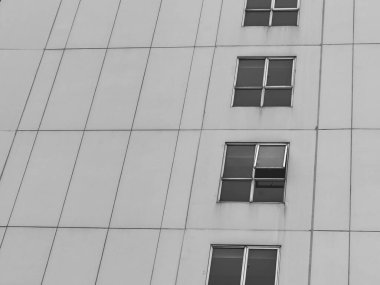 Pencereli Gri Beton İnşaat Cephesi