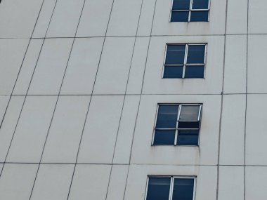 Pencereler ve Döşemeler ile Modern Mimarlık Cephesi