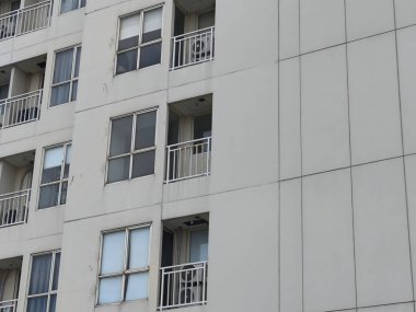 Pencereleri ve Balkonları olan Gri Apartman Dış Hattı