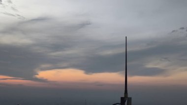 Yalnız Kulesi olan Sakin Günbatımı Gökyüzü