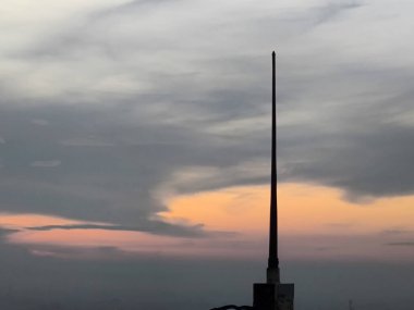 Siluetli Kule Pastel Günbatımına Karşı