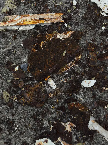 Yıpranmış Yüzeyde Paslı Metal Parçalar