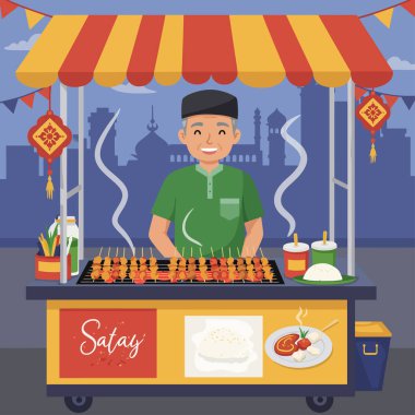 Yeşil gömlekli ve siyah şapkalı neşeli bir satıcı ızgaranın üzerinde satay şiş hazırlayıp servis yapıyor. Renkli bir sokak yemekhanesinin önünde, pirinç ve baharatlı satay ikram ediyor..