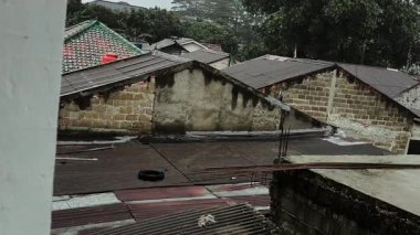 Gelişmekte Olan Bir Mahallede Şehir Çatısı Sahnesi