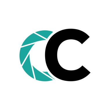 C harfi ile birleştirilmiş kamera açıklığına sahip stilize bir logo yaratıcılığı ve fotoğraf uzmanlığını temsil ediyor..